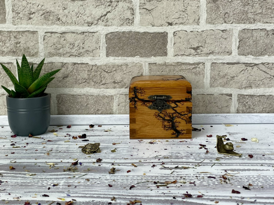 THE ARTISAN'S WOODEN  STORAGE BOX-OAK