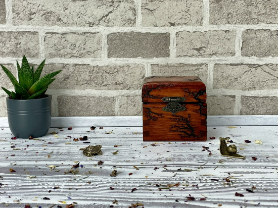 THE ARTISAN'S  WOODEN  STORAGE BOX-CHESTNUT