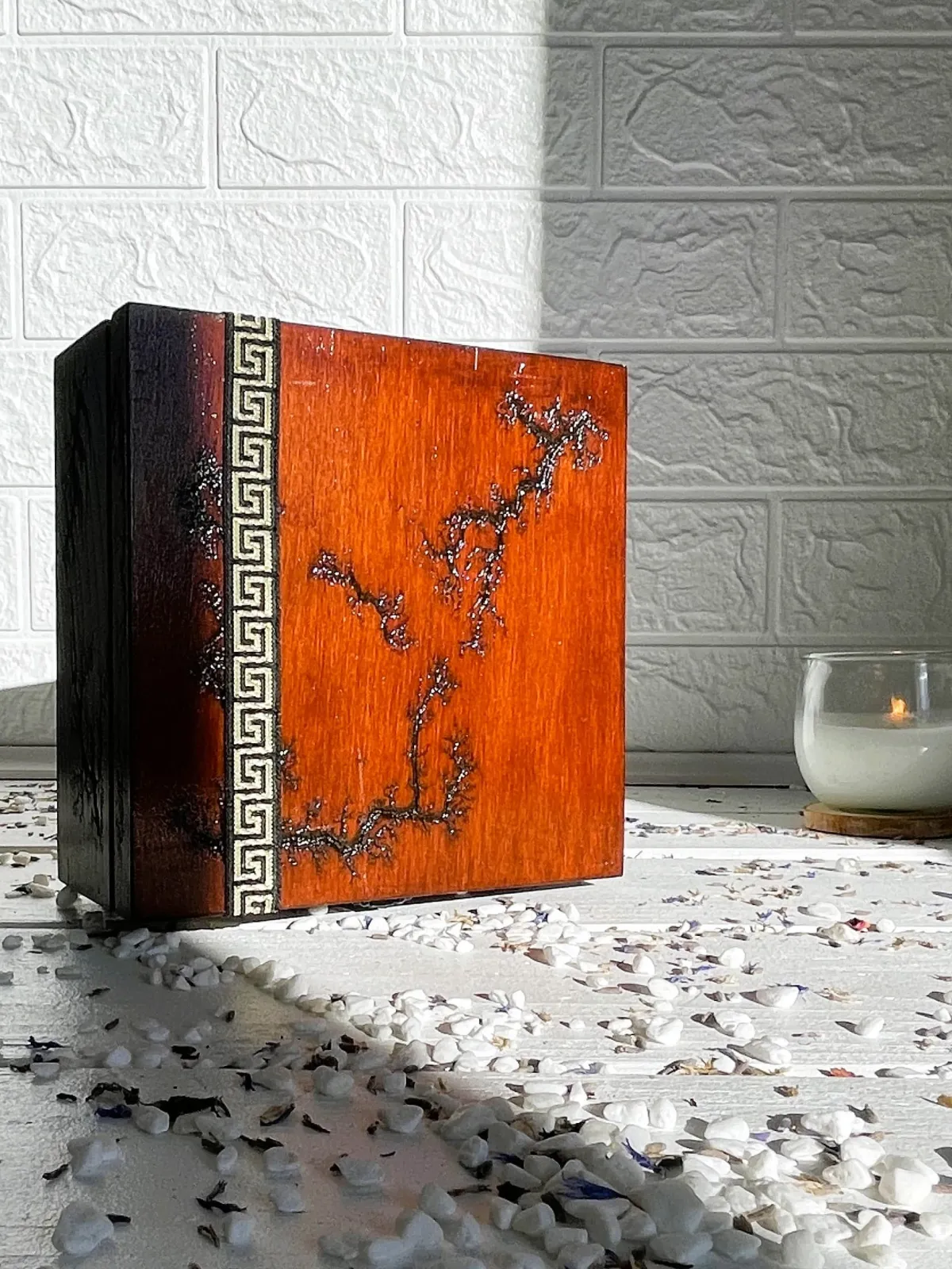 Square Lichtenberg wooden tea box with 4 compartments and chestnut finish