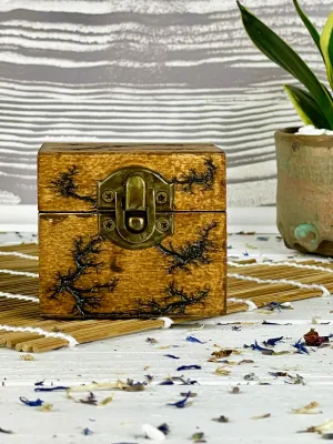 Square Lichtenberg wooden box with hazelnut finish