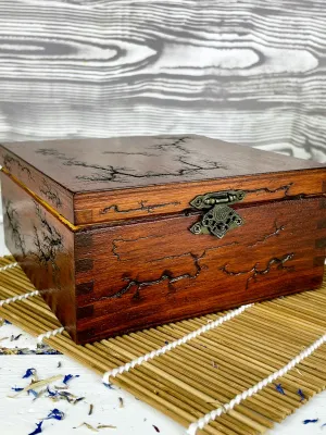 Square Lichtenberg wooden tea box with 4 compartments and chestnut finish