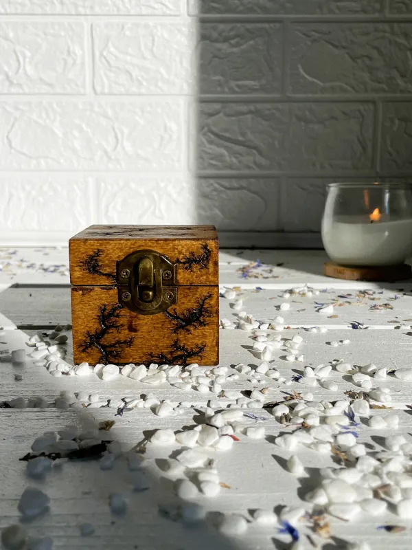 Product Square Lichtenberg wooden box with hazelnut finish Image